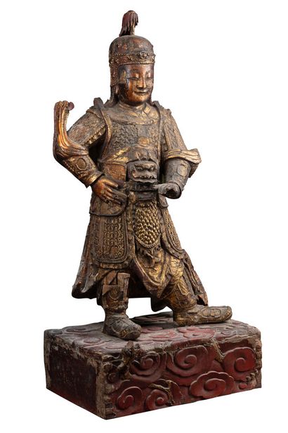 null Grande sculpture en bois laqué or et rouge représentant Wei Tuo Pucha debout...