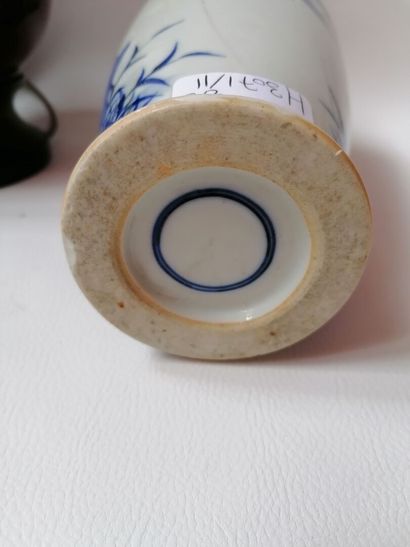 null Vase balustre bleu et blanc, double cercle (grand fêle et éclats) H: 30cm on...