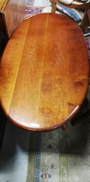 null Une table basse en bois.