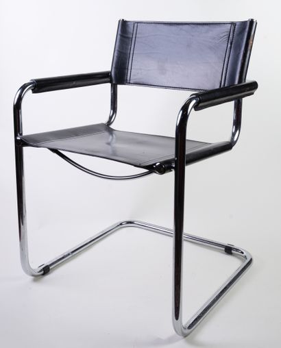 null Deux fauteuils à structure tubulaire chromé et assise en cuir Marcel BREUER