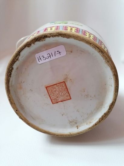 null Vase balustre monté en lampe en porcelaine de Chine, cachet en dessous, H :...