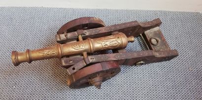 Un petit canon en bronze et bois