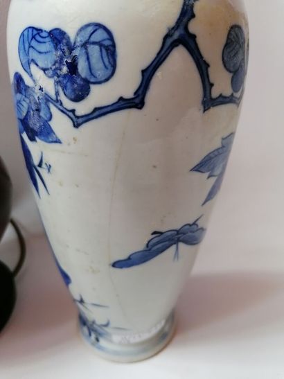 null Vase balustre bleu et blanc, double cercle (grand fêle et éclats) H: 30cm on...