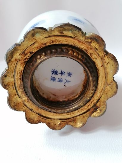 null Vase en porcelaine de Chine bleu et blanc, monture en bronze, signé à la base,...