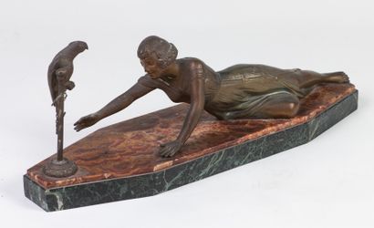  "Le perroquet et la jeune femme" en régule sur socle en marbre L: 57 cm (manques...