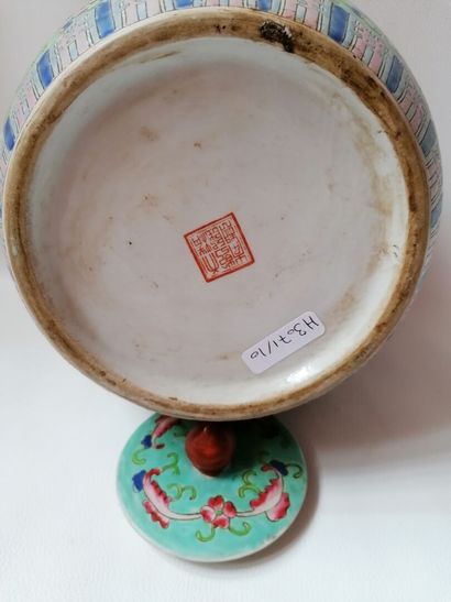 null Pot a gingembre en porcelaine de Chine, cachet en dessous, H : 21cm