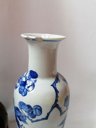 null Vase balustre bleu et blanc, double cercle (grand fêle et éclats) H: 30cm on...