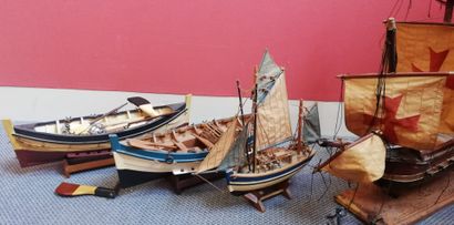 null Quatre maquettes "Caravelle", "Barques de pêche", "Voilier" XXème