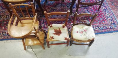 null Lot de cinq chaises et un fauteuils dessus cuir on y joint trois chaises en...