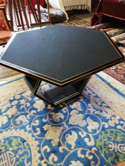 null 1 table laqué noir pliante, le pied est de forme heptagonal (6 cotés) (manques...