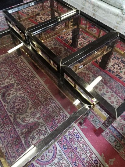 null Un ensemble comprenant 3 petites tables base en métal doré et dessus verre Hauteur...