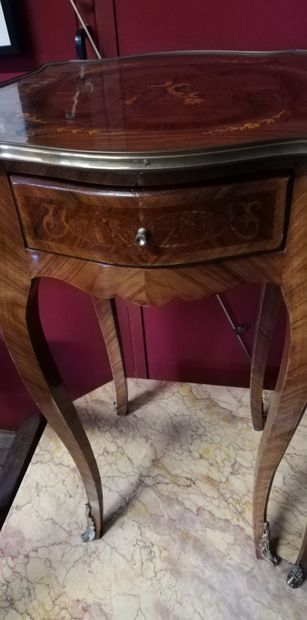 null Une table de chevet ouvrant à un tiroir de style Louis XV