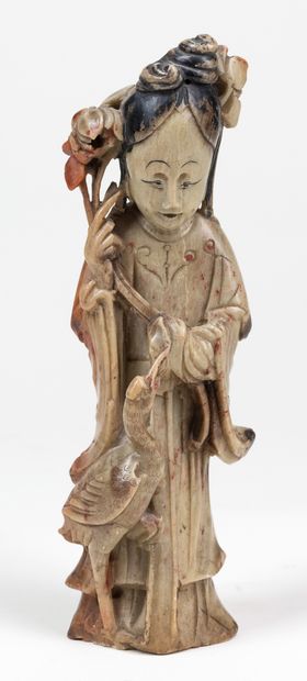null Statue en stéatite beige et rose représentant une chinoise, XXème, H 26cm.