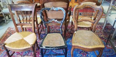 null Lot de cinq chaises et un fauteuils dessus cuir on y joint trois chaises en...