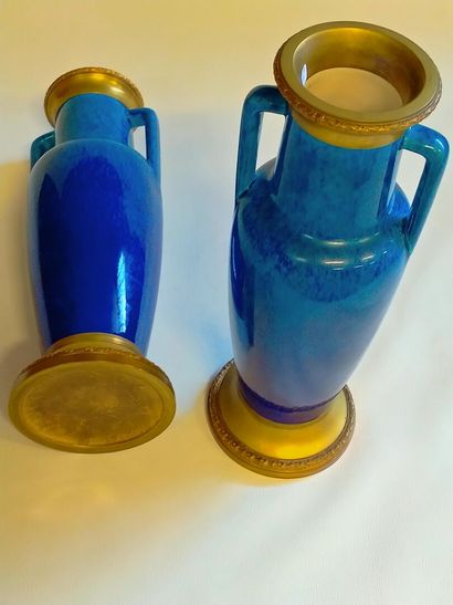  Paire de vases ceramique bleu monture laiton et bronze XXème H 39cm