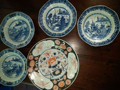 null Japon : Imari XIXe, on y joint 5 assiettes en porcelaine bleue de Chine à décor...
