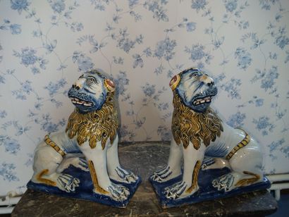 null Faïence polychrome, Paire de lions assis sur des bases rectangulaires, Rouen,...