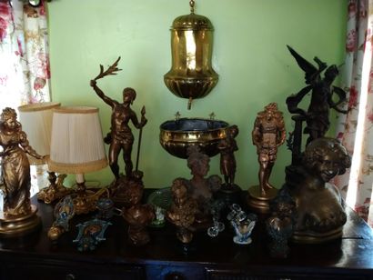 null 
Ensemble de sculptures, bénitiers, 2 lampes en bronze dorés, buste de femme...