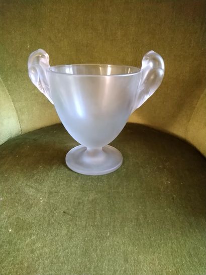 null 
René LALIQUE : coupe en verre pied douche, anses à forme de mésanges. Circa...