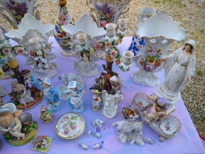 null Important lot de porcelaine anciennes environs 35 objets vases de mariées, bougeoirs...