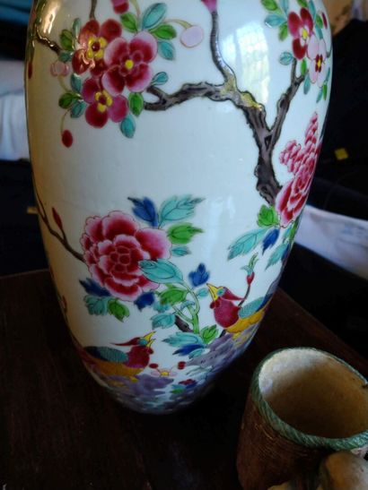 null Chine : Ensemble de deux brûles parfums et un vase à couvercle à décor de fleurs....