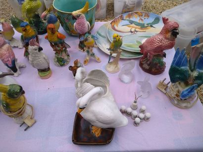 null 
Porcelaine de Bavière, Poterie de Bavent composé de 19 oiseaux perruches, oies,...