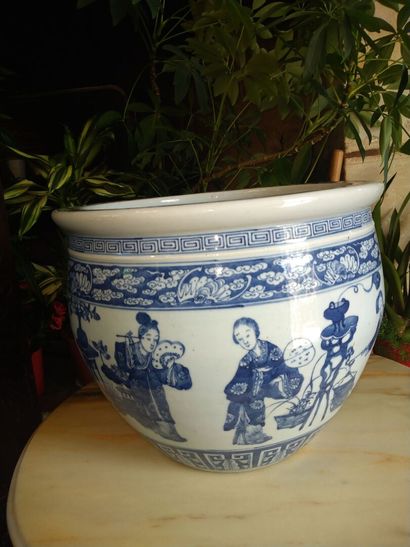 null Chine : cache pot en porcelaine chinoise à décors scène de famille bleu. XXe...