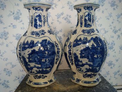 null Chine : paire de vases bleu dont le décor représente un château et une rivière...