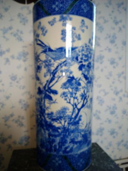 null Chine : Porte parapluie bleu en porcelaine de Chine à décor d'oiseau et d'arbres...