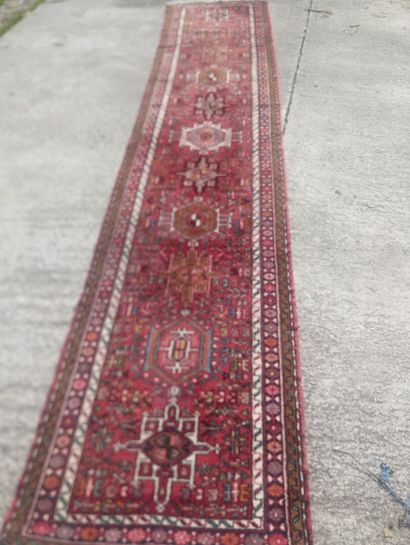 null Iran : Tapis de couloir en laine tissage machine couleur principal bordeau-rouge...