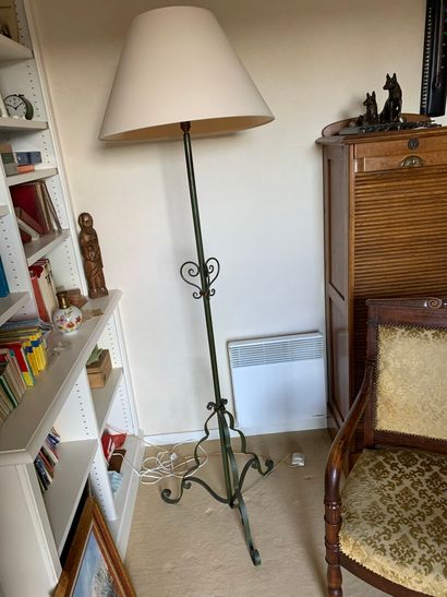 null Un lampadaire fer forgé pieds tripodes

H : 180 cm