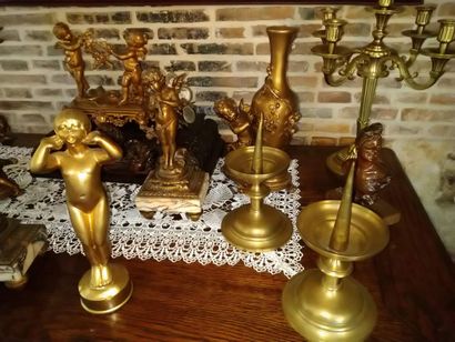 null 
Ensemble de 20 bibelots composé d'une paire de chandeliers sculptures, pendule,...