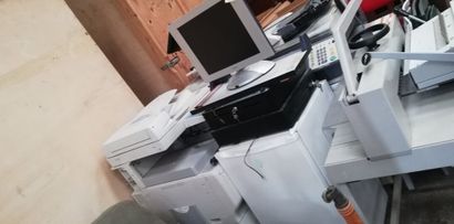 null Trois photocopieurs, un PC portable, une caisse, un écran, deux tiroirs cai...