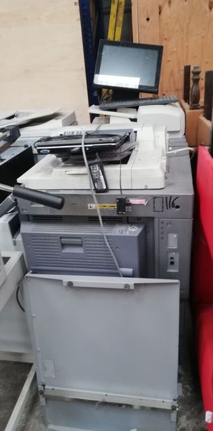 null Trois photocopieurs, un PC portable, une caisse, un écran, deux tiroirs cai...