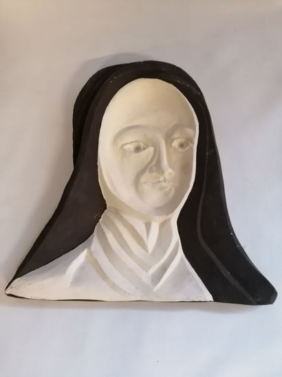 null Sculpture "Sainte Thérèse de l'enfant Jésus" en plâtre, signé au dos S.THIEBAUD...