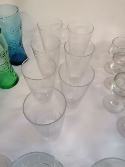 null Lot de 77 verres divers et petites coupes dont verres de Bohêmes