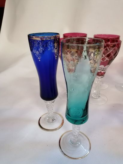 null Lot de 77 verres divers et petites coupes dont verres de Bohêmes