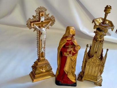 null Un ensemble comprenant un crucifix en bois peint, une lampe à décor d'autel...