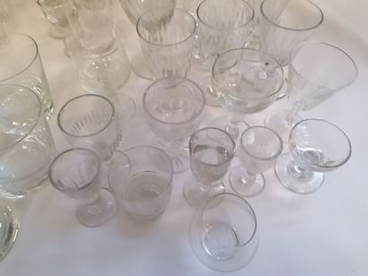 null Lot de 77 verres divers et petites coupes dont verres de Bohêmes