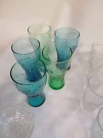 null Lot de 77 verres divers et petites coupes dont verres de Bohêmes