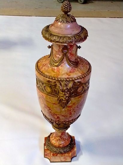 null Paire d'amphores en marbre rose et bronze, H 49cm