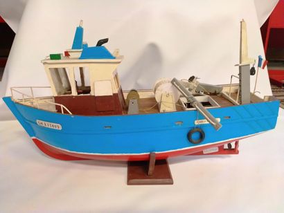 null Maquette de bateau de pêche, H36cm L 60cm (en l'état)