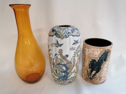null Lot de trois vases verre Biot et porcelaine dans le gout chinois à décor de...