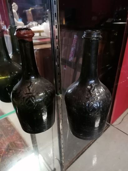 null Suite de deux bouteilles en verre aux armoiries