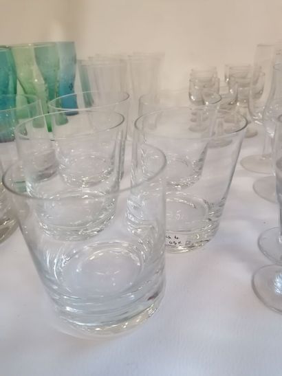 null Lot de 77 verres divers et petites coupes dont verres de Bohêmes