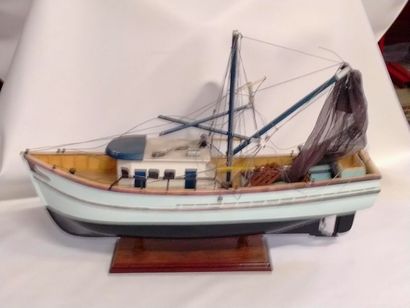 null Maquette de bateau de pêche H45.5cm L63.5 (en l'état)