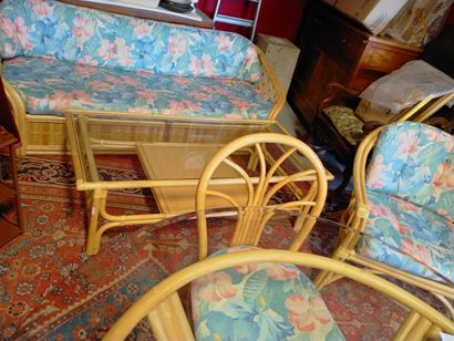 null Salon en rotin comprenant: un canapé 3 places, une table basse H136cm L67cm,...