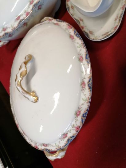 null un service en porcelaine de Limoges à décor de fleurs comprenant 35 assiettes,...