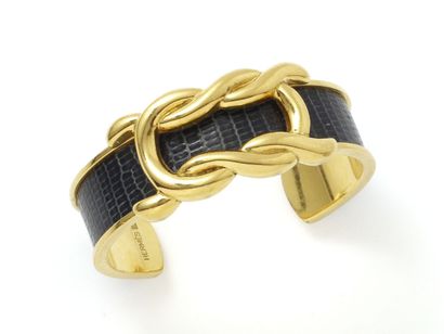 null HERMÈS

Bracelet jonc ouvert en métal doré à décor de noeud plat, gainé de cuir...