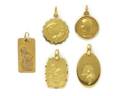 null Lot en or 750 millièmes, composé de 5 pendentifs à décor zodiacaux, de médailles...